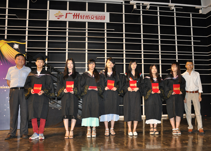 香港服装学院院长周世康为2015香港服装学院“倾城”服装设计大赛获奖作品指导老师颁发荣誉证书